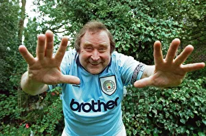 Bernard Manning shows off his Manchester City Kit. 9th September 1993 Bernard Manning shows off his Manchester City Kit. 9th September 1993