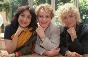 BILLIE WHITELAW AND MADHUR JAFFREY AND MICHELLE HOLMES - TV SERIES FIRM FRIENDS BILLIE WHITELAW AND MADHUR JAFFREY AND MICHELLE HOLMES - TV SERIES FIRM FRIENDS