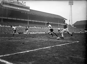 Mirror/1300to1399 01324/bobby charlton manchester united races 6 yard Mirror/1300to1399 01324/bobby charlton manchester united races 6 yard