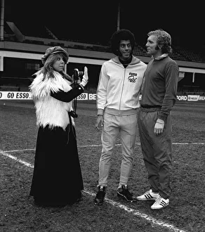Bobby Moore poses for the actress wife of Santos and Brazilian captain Carlos Alberto Bobby Moore poses for the actress wife of Santos and Brazilian captain Carlos Alberto