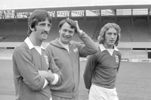 Bobby Robson Ipswich Town Manager with players David Johnson (l) and Kevin Beatie (r Bobby Robson Ipswich Town Manager with players David Johnson (l) and Kevin Beatie (r