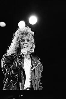 Images Dated 27th August 1988: Bonnie Tyler (real name Gaynor Hopkins) appearing at The Reading Festival
