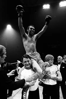 Boxer Alan Minter after win against Gratien Tonna 1978 sits on shoulders of trainer Boxer Alan Minter after win against Gratien Tonna 1978 sits on shoulders of trainer