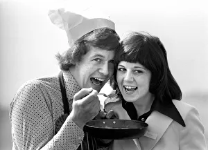 Britain's top man in the kitchen sharing his food with a woman, eating from the pan Britain's top man in the kitchen sharing his food with a woman, eating from the pan