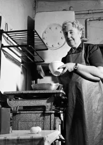 Mirror/0500to0599 00514/british author agatha christie pictured cooking Mirror/0500to0599 00514/british author agatha christie pictured cooking