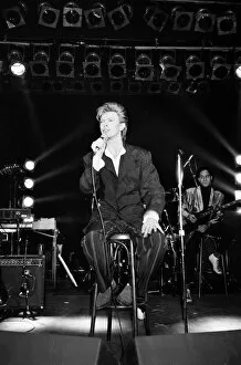 Images Dated 21st March 1987: British pop singer David Bowie performing on stage. 21st March 1987