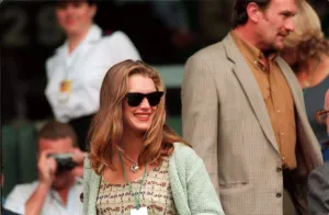 BROOKE SHIELDS, ACTRESS WATCHING HER BOYFRIEND ANDRE AGASSI PLAY AGAINST ALEX MRONZ AT BROOKE SHIELDS, ACTRESS WATCHING HER BOYFRIEND ANDRE AGASSI PLAY AGAINST ALEX MRONZ AT