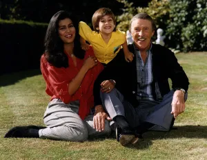 Bruce Forsyth TV Presenter with wife and son August 1990 A©Mirrorpix Bruce Forsyth TV Presenter with wife and son August 1990 A©Mirrorpix