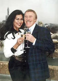 BRUCE FORSYTH WITH HIS WIFE WILNELIA - 10/12/1993 BRUCE FORSYTH WITH HIS WIFE WILNELIA - 10/12/1993