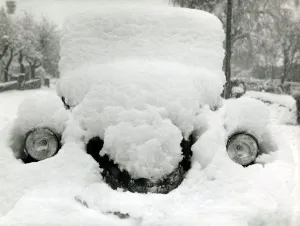 A car covered in snow after a heavy snowfall in Kent December 1962 A© A car covered in snow after a heavy snowfall in Kent December 1962 A©