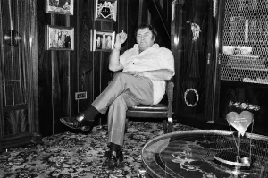 Comedian Les Dawson at home at Lytham St Annes, Lancashire. 26th March 1982 Comedian Les Dawson at home at Lytham St Annes, Lancashire. 26th March 1982