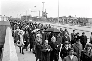 Commuters/Commuting: People walking to work. January 1975 75-00539-004 Commuters/Commuting: People walking to work. January 1975 75-00539-004