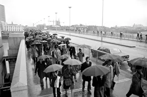 Commuters/Commuting: People walking to work. January 1975 75-00539-003 Commuters/Commuting: People walking to work. January 1975 75-00539-003