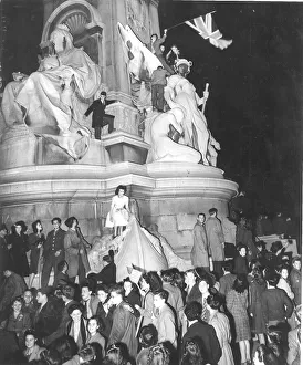 Crowd gathers on a statue in Trafalgar Square London 1945 on VE night Crowd gathers on a statue in Trafalgar Square London 1945 on VE night