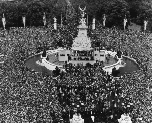 Crowds outside Buckingham Palace June 1977 for the Queen Elizabeth II Silver Crowds outside Buckingham Palace June 1977 for the Queen Elizabeth II Silver