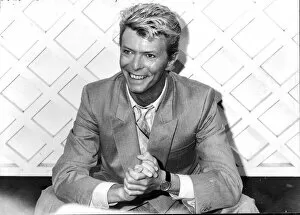 Images Dated 1st January 1983: DAVID BOWIE, WEARING SUIT AND SMILING - 1983