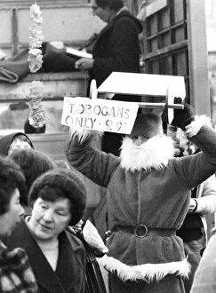 Images Dated 18th December 1978: David Burbidge was in his Santa outfit selling sledges in Glasgow when the police arrived
