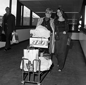 Images Dated 12th February 1972: Debbie Reynolds and her 15-year-old daughter Carrie Fisher at Heathrow Airport today
