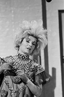 Debbie Reynolds appearing on set. February 1972 Debbie Reynolds appearing on set. February 1972
