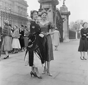 Debutantes at Buckingham Palace. Today, 500 debutantes were presented before the Queen Debutantes at Buckingham Palace. Today, 500 debutantes were presented before the Queen