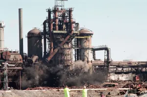 Demolition of Cleveland Iron No 4 blast furnace at BSC Cleveland Works. 10th April 1994 Demolition of Cleveland Iron No 4 blast furnace at BSC Cleveland Works. 10th April 1994