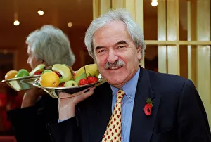 Des Lynam TV Presenter March 98 Holding tray of fruit Des Lynam TV Presenter March 98 Holding tray of fruit