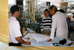 Images Dated 1st August 1997: Diana, Princess of Wales pays a visit to two year old Marie Jan Murray at Great Ormond
