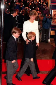 DIANA, PRINCESS OF WALES WITH PRINCE WILLIAM AND PRINCE HARRY AT ROYAL PREMIERE OF HOOK DIANA, PRINCESS OF WALES WITH PRINCE WILLIAM AND PRINCE HARRY AT ROYAL PREMIERE OF HOOK