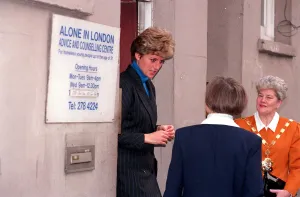DIANA, PRINCESS OF WALES VISITING LONDON HOMELESS CENTRE - 1991 DIANA, PRINCESS OF WALES VISITING LONDON HOMELESS CENTRE - 1991
