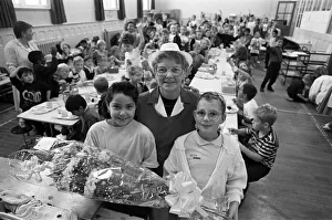 Dinner-lady Mrs Doreen Pounder has retired after 28 years at two Huddersfield schools Dinner-lady Mrs Doreen Pounder has retired after 28 years at two Huddersfield schools