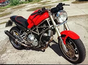 Images Dated 7th August 1998: Ducati Monster 900 motorcycle 1998
