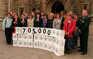 Dunblane families at Westminster today to deliver Snowdrop petition against gun Dunblane families at Westminster today to deliver Snowdrop petition against gun