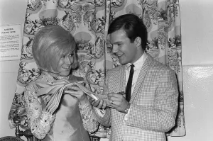 Dusty Springfield with pop singer Bobby Vee March 1964 exchange autographs during Dusty Springfield with pop singer Bobby Vee March 1964 exchange autographs during