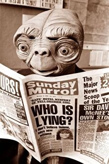 Images Dated 13th October 1982: E. T reading Sunday Mirror Newspaper - October 1982 Extra Terrestrial