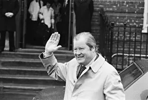 Images Dated 22nd June 1982: Earl John Spencer, Princess Dianas father, visits Princess Diana at St