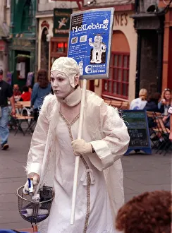 Edinburgh festival feature Aug 1998 a white pained actor fron Ticklebang Edinburgh festival feature Aug 1998 a white pained actor fron Ticklebang