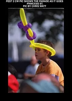 Images Dated 10th August 1997: Edinburgh festival parade august 1997 Small boy with hat made of balloons animal shapes