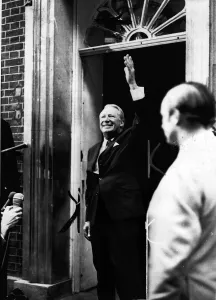 EDWARD HEATH CELEBRATES RETURNING TO NO 10 DOWNING STREET, 19/6/1970 EDWARD HEATH CELEBRATES RETURNING TO NO 10 DOWNING STREET, 19/6/1970
