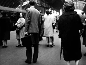 Elizabeth Taylor 1963 Paddington Station kissing on platform Elizabeth Taylor 1963 Paddington Station kissing on platform