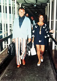 Elizabeth Taylor June 1977 with richard Burton arriving at heathrow airport Elizabeth Taylor June 1977 with richard Burton arriving at heathrow airport