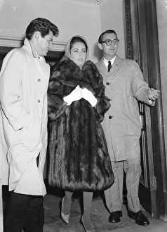 Elizabeth Taylor at London Airport Nov 1960 Elizabeth Taylor at London Airport Nov 1960