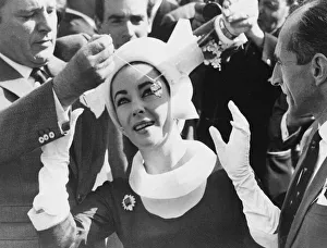 Elizabeth Taylor get another trinket from Richard Burton at Newbury Racecourse Elizabeth Taylor get another trinket from Richard Burton at Newbury Racecourse