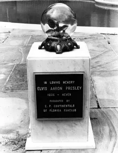 Elvis Presley Grieving fans set up this crystal shrine Elvis Presley Grieving fans set up this crystal shrine