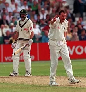 Images Dated 7th August 1998: Engand v South Africa Cricket 5th Test Aug 1998 Angus Fraser celebrating after