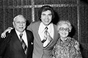 Images Dated 12th December 1979: Engelbert Humperdinck with his parents, Mervyn and Olive Dorsey. 12th December 1979