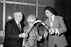 Images Dated 12th December 1979: Engelbert Humperdinck with his parents, Mervyn and Olive Dorsey. 12th December 1979