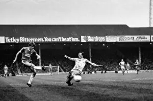 Images Dated 7th November 1981: English League Division One match at Maine Road. Manchester City 3 v Middlesbrough 2