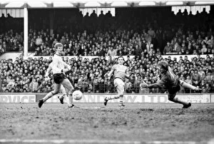 Images Dated 23rd March 1985: Everton v. Arsenal. March 1985 MF20-13-048 The final score was a two nil victory