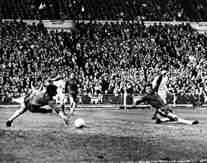 Images Dated 11th April 1970: FA Cup Final at Wembley Stadium April 1970 Chelsea 2 v Leeds United 2