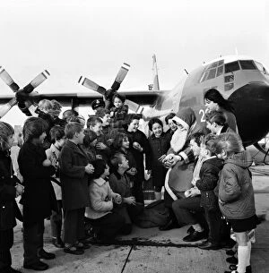 Images Dated 23rd December 1974: Father Xmas with the children of servicemen at R. A. F. Lyneham. December 1974 74-7607-002